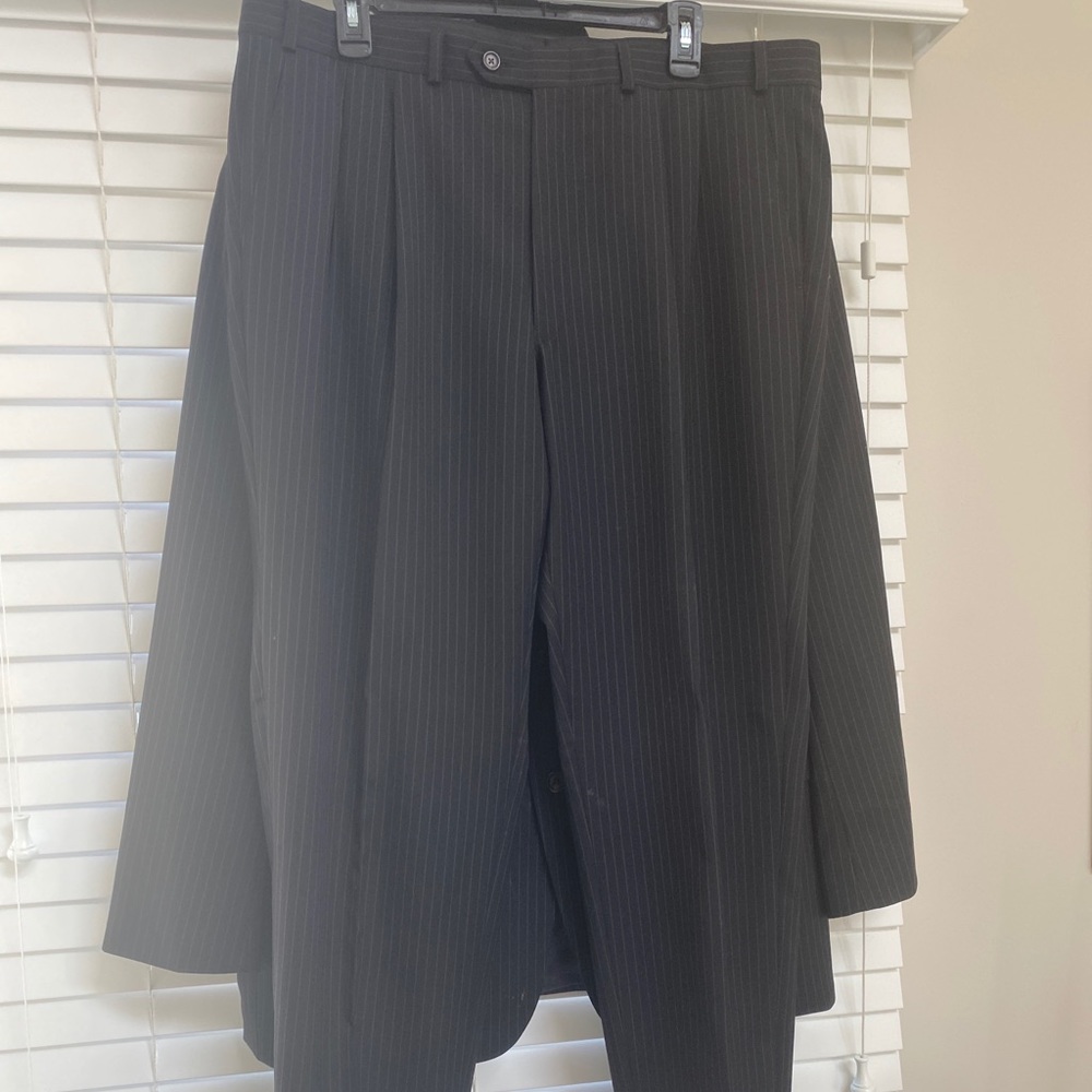 Lauren Ralph Lauren men’s Pre-owned 2-piece suit 100% wool black pinstripe
